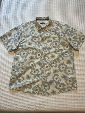 VISSLA Short-Sleeve Floral Button-Down in Beige and Gray